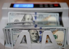 Máquina contadora de dinero contando billetes de cien dólares 