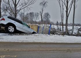 Auto accidentado en carretera con nieve