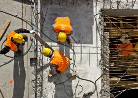 grupo de trabajadores de la construcción en su campo de trabajo
