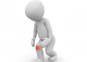 Figura humana con signo de dolor en la articulación de la rodilla