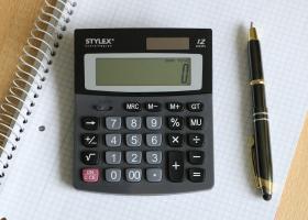 calculadora sobre un cuaderno en una mesa