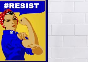 Imagen del icónico poster we  can do it, mujer con pañuelo en la cabeza, doblando uno de los brazos mostrando el biceps a manera de fortaleza