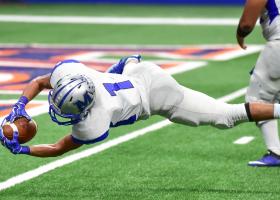 jugador de football americano anotando de manera espectacular un touchdown, foto de Joe Calomeni de Pexels