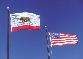 Imagen de la bandera estadounidense y bandera del estado de California