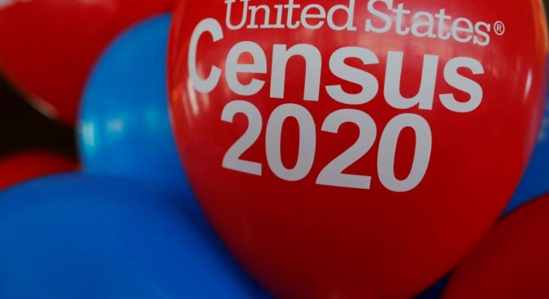 Globos de color rojo y azul con la frase Censo 2020 de Estados Unidos