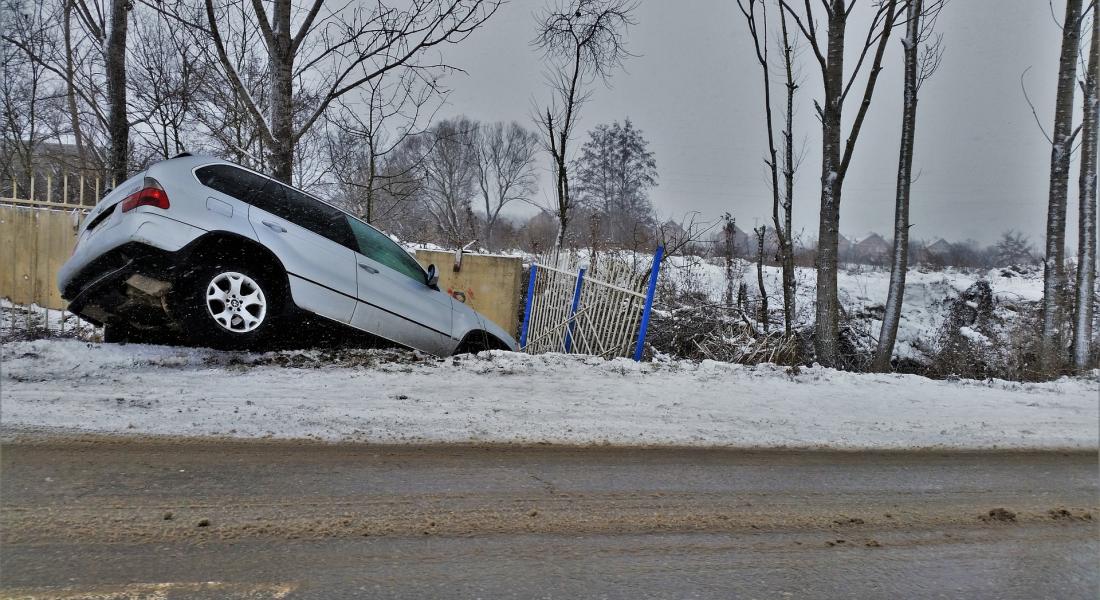 Auto accidentado en carretera con nieve
