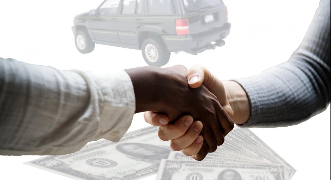 dos personas dándose la mano en señal de cerrar la compraventa de un coche