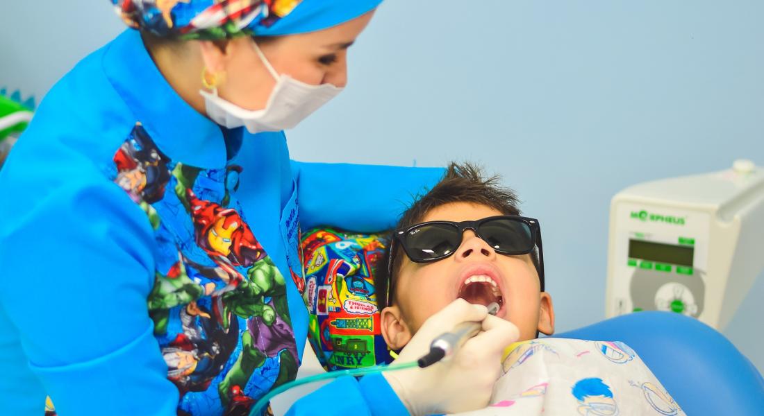 Niño en consulta con una dentista
