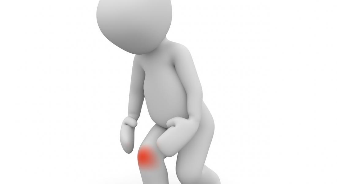 Figura humana con signo de dolor en la articulación de la rodilla