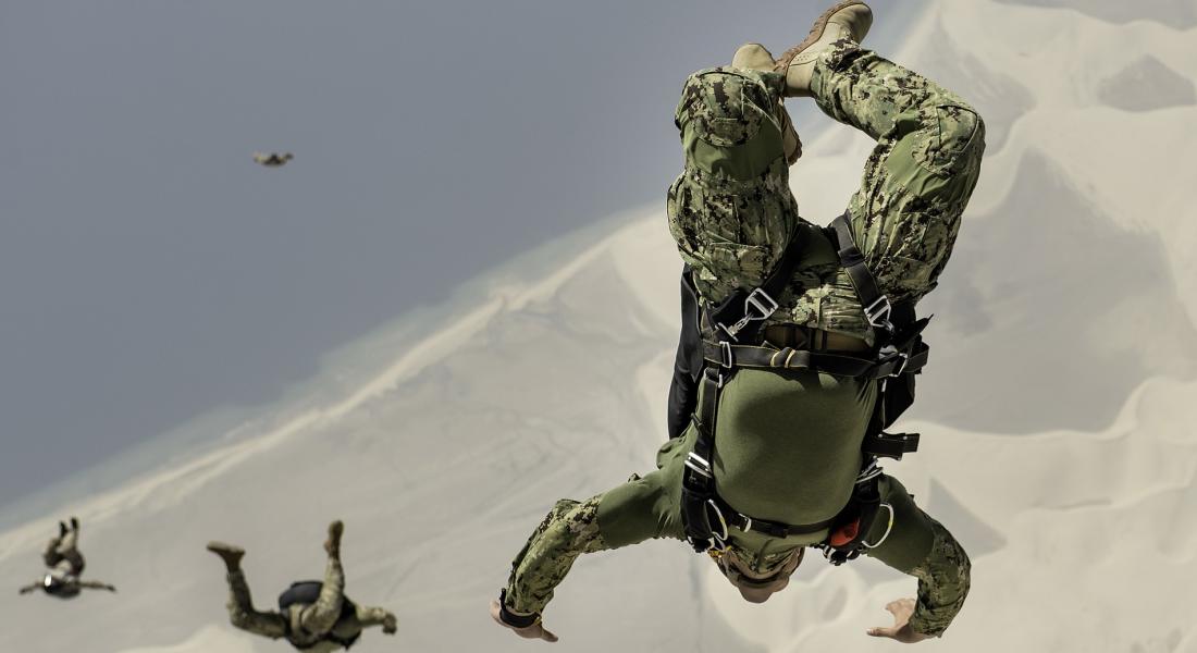 Soldados en caída aérea antes de abrir sus paracaídas