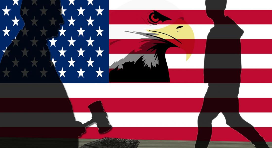imagen de una bandera norteamericana con las siluetas de una persona caminando y un juez con su martillo