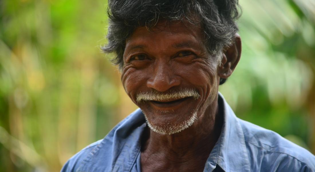 Hombre mayor de apariencia pobre sonriendo