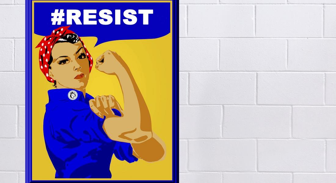 Imagen del icónico poster we  can do it, mujer con pañuelo en la cabeza, doblando uno de los brazos mostrando el biceps a manera de fortaleza