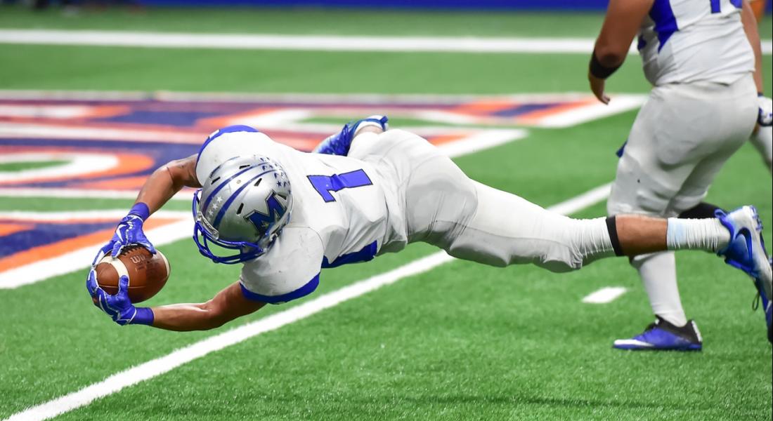 jugador de football americano anotando de manera espectacular un touchdown, foto de Joe Calomeni de Pexels