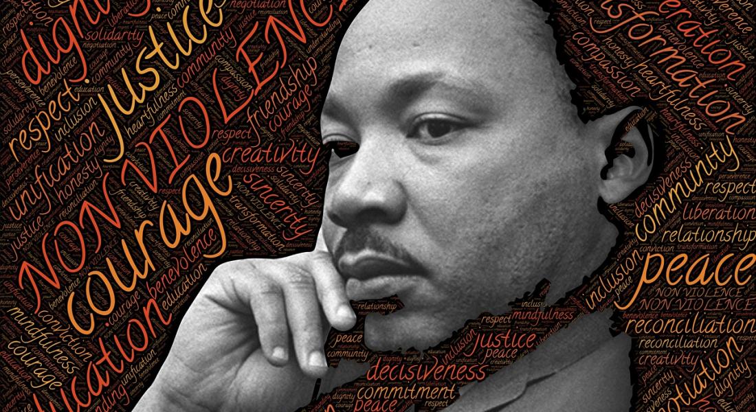 imagen del rostro de Martin Luther Kink Jr rodeado de palabras que describen sus ideales: dignidad, justicia, no a la violencia y paz