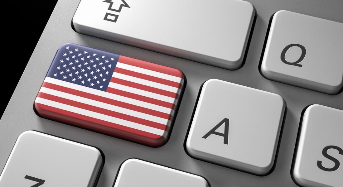 teclado de computadora con tecla con la imagen de la bandera de estados unidos