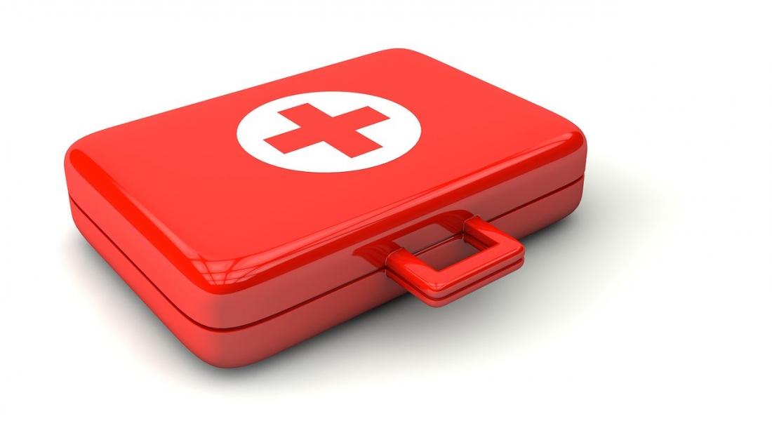 maletín rojo de primeros auxilios